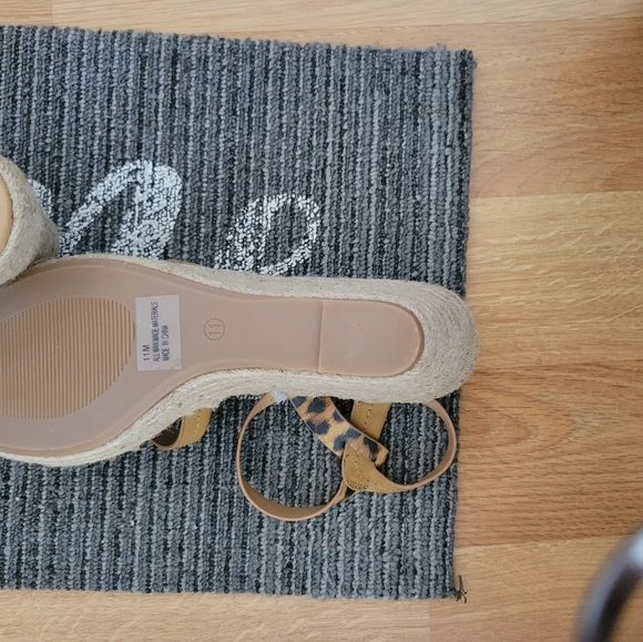 DOLCE BY MOJO MOXY tan cheetah print shoes - Picture 5 of 9